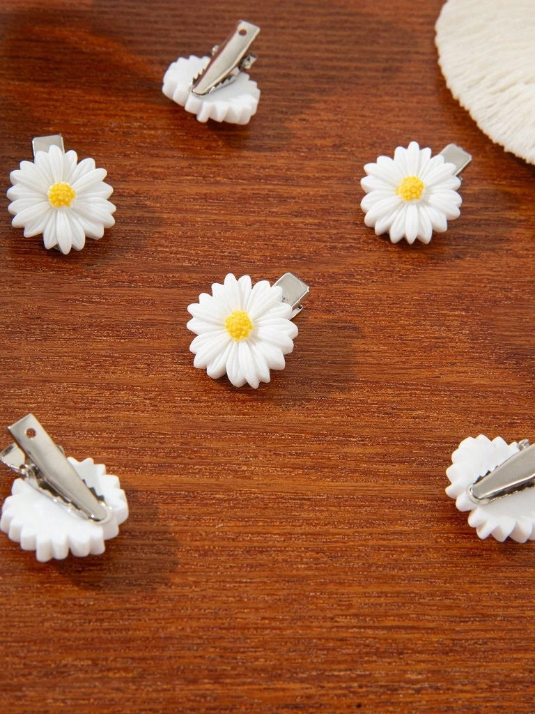 2 Piece Dainty Daisy Hair Clips