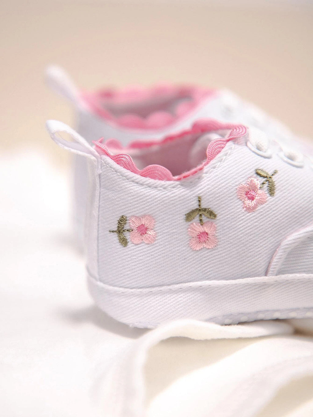 Baby White Daisy Sneaker