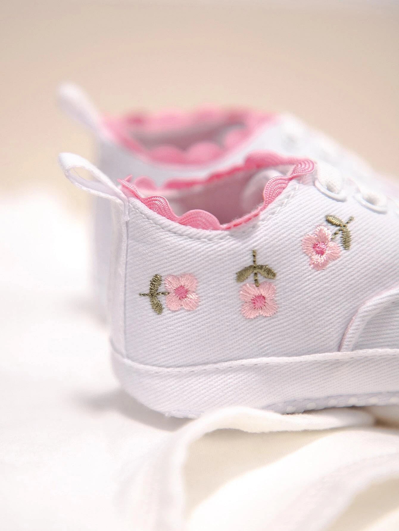 Baby White Daisy Sneaker