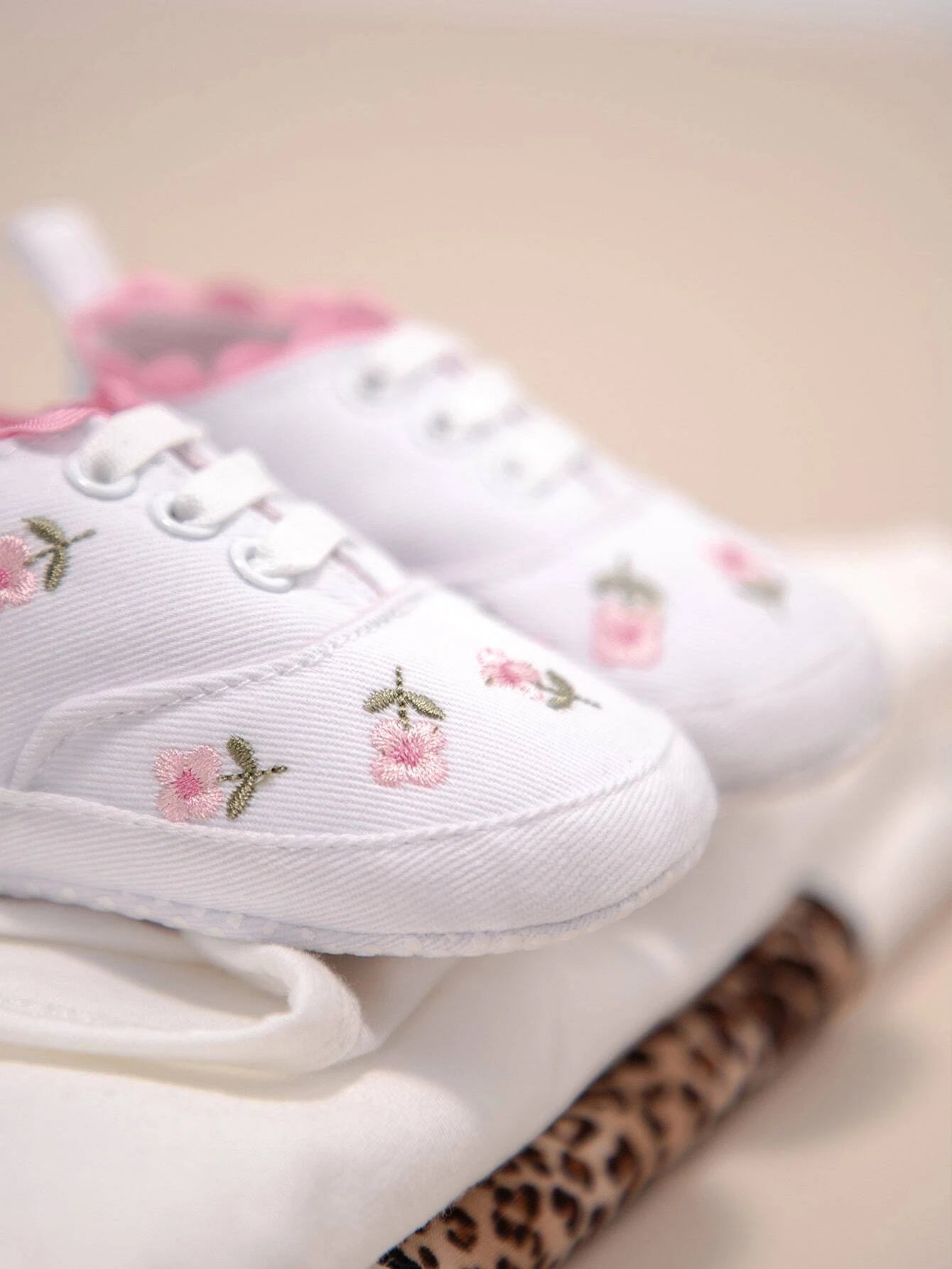 Baby White Daisy Sneaker